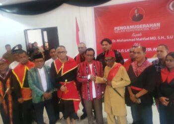 Mahfud MD Dianugerahi Gelar Pemimpin Jujur, Berani dan Pelindung dari Raja-Raja Ambon