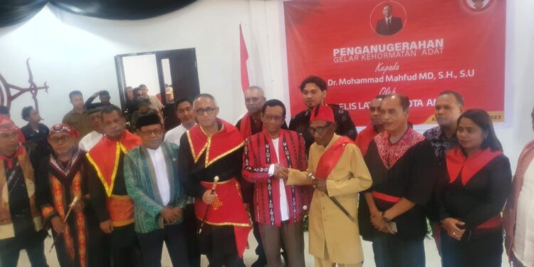 Mahfud MD Dianugerahi Gelar Pemimpin Jujur, Berani dan Pelindung dari Raja-Raja Ambon