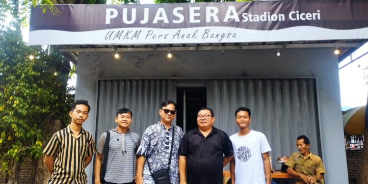 Dua Penggiat Literasi Ngobrol Santai di UMKM Pers Anak Bangsa