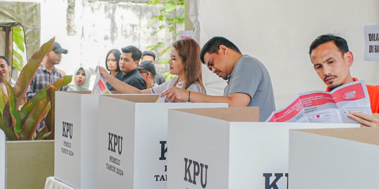 Bobby Nasution dan Kahiyang Ayu Gunakan Hak Suaranya pada Pilpres 2024