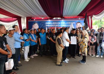 Besan Jokowi dan Presiden KAI Serahkan Hasil Rapimnassus 110 Organisasi Ekonomi Rakyat Ke Prabowo Gibran