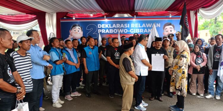 Besan Jokowi dan Presiden KAI Serahkan Hasil Rapimnassus 110 Organisasi Ekonomi Rakyat Ke Prabowo Gibran