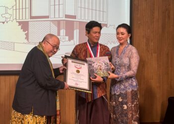 Karya Buku Puisi Wina Armada Sukardi Mendapat  Anugrah MURI