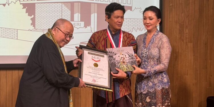 Karya Buku Puisi Wina Armada Sukardi Mendapat  Anugrah MURI