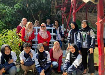 Upaya Mewujudkan SDGs : Mahasiswa KKN TIM II UNDIP Lakukan Pendampingan Budidaya Ikan dalam Ember sebagai Upaya Ketahanan Pangan di Desa Sapen, Kab. Sukoharjo.