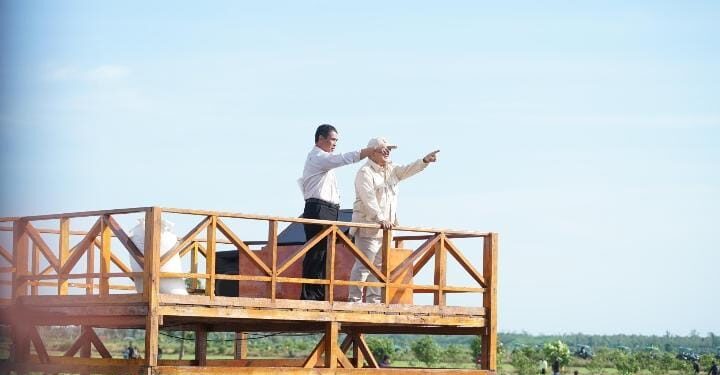 Presiden Prabowo Didampingi Mentan Amran Kunjungan Perdana ke Lahan Pertanian Merauke