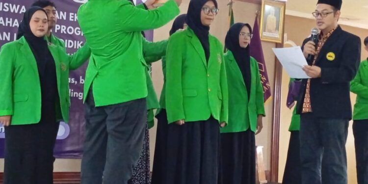 Dr. Misbah Fikrianto ajak Mahasiswa Kritis Menghadapi Persoalan Bangsa  Lantik Organisasi Kemahasiswaan di Lingkungan FKIP UIA