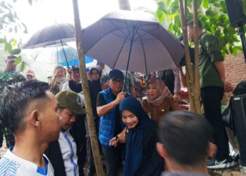 Kisah Romantis di Tengah Kick Off HKSN 2024: Momen Mesra Yandri dan Ratu Zakiah