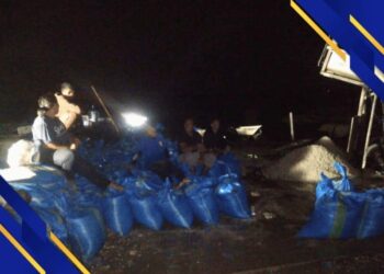 Pemuda dan Pemudi Gereja Getsemani Babau Kupang NTT Cuci Garam PT Tjakrawala Timor Sentosa Jelang Paskah