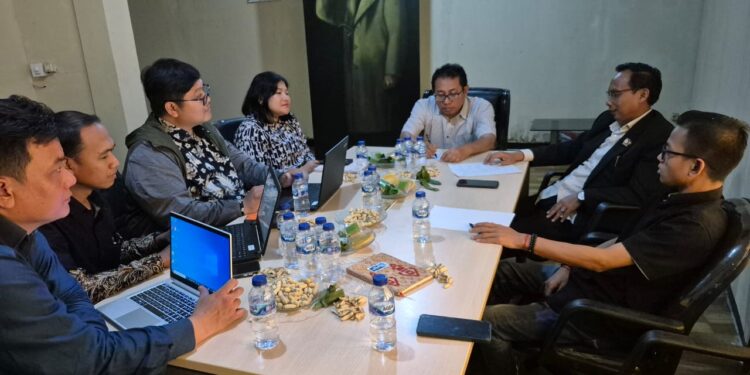 Ketum SMSI Firdaus Bersama Sekjen Makali Kumar Terima Kunjungan Tim KPK untuk Cegah Korupsi di Sektor Usaha Media Siber