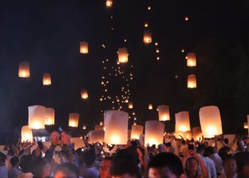 Melihat Harapan dan Doa Terlangitkan Bersama Ribuan Lampion di Borobudur