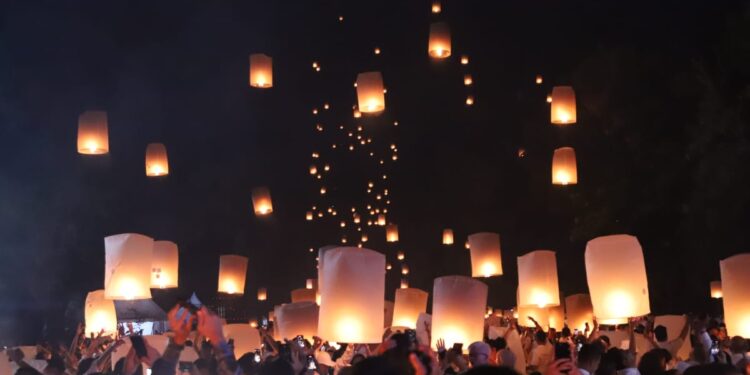 Melihat Harapan dan Doa Terlangitkan Bersama Ribuan Lampion di Borobudur