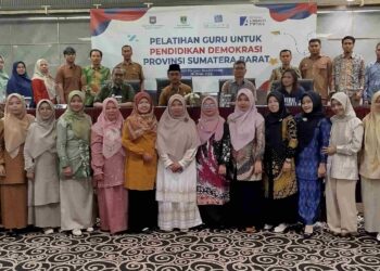 Kepala Dinas Pendidikan Sumbar Buka Pelatihan Guru Pendidikan Demokrasi di Padang