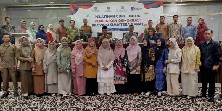 Kepala Dinas Pendidikan Sumbar Buka Pelatihan Guru Pendidikan Demokrasi di Padang