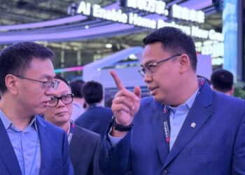 Wamenkomdigi Angga Raka Prabowo Berbagi Pengalaman Transformasi Digital di MWC 2025