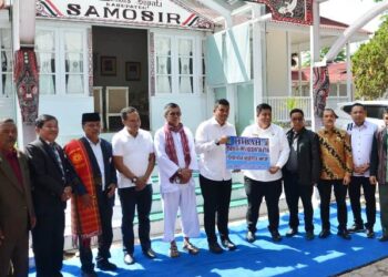 Gubernur Sumut Bobby Nasution Serahkan Aset Bangunan Rumah Dinas ke Pemkab Samosir