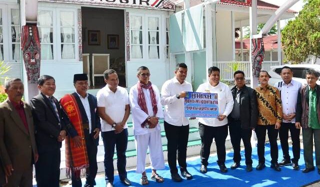 Gubernur Sumut Bobby Nasution Serahkan Aset Bangunan Rumah Dinas ke Pemkab Samosir