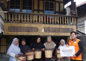 PLN Indonesia Power UBP Kamojang bersama Rumah Zakat Salurkan Bantuan untuk Korban Banjir di Bantaeng