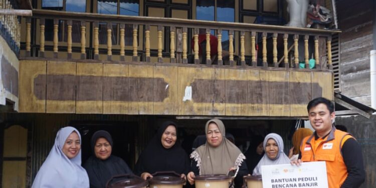 PLN Indonesia Power UBP Kamojang bersama Rumah Zakat Salurkan Bantuan untuk Korban Banjir di Bantaeng