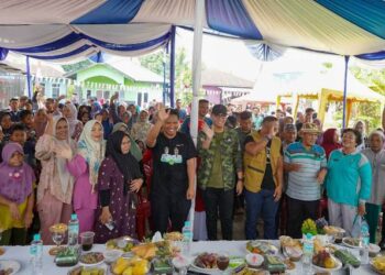 Warga Ungkapkan Terima Kasih pada Rico Waas atas Program Tebus Ijazah