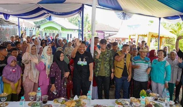 Warga Ungkapkan Terima Kasih pada Rico Waas atas Program Tebus Ijazah