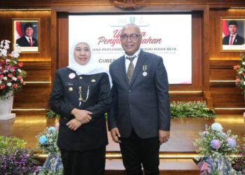 Ketua Umum PWI Pusat Akhmad Munir Terima Lencana Kehormatan “Jer Basuki Mawa Beya” dari Gubernur Jatim