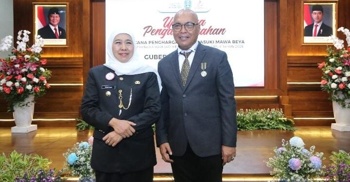 Ketua Umum PWI Pusat Akhmad Munir Terima Lencana Kehormatan “Jer Basuki Mawa Beya” dari Gubernur Jatim