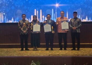 Membidani Kelahiran  BPJS Kesehatan, Fachmi Idris Terima Life Achievement KORPRI Award