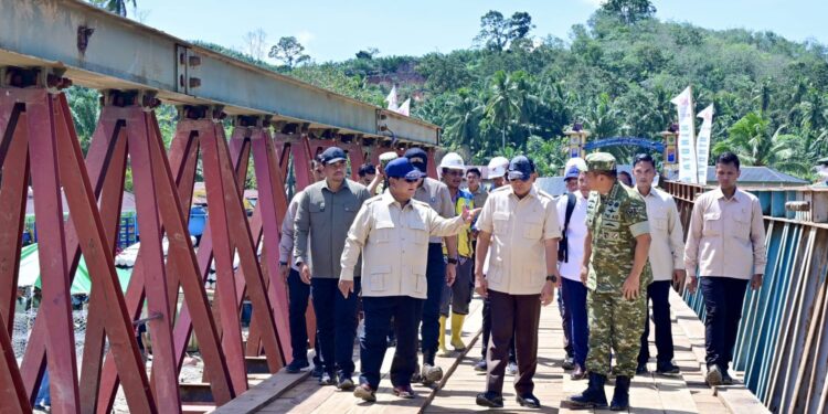 Gubernur Bobby Nasution Dampingi Presiden RI Tinjau Pembangunan Jembatan dan Pengungsi Korban Bencana di Tapsel