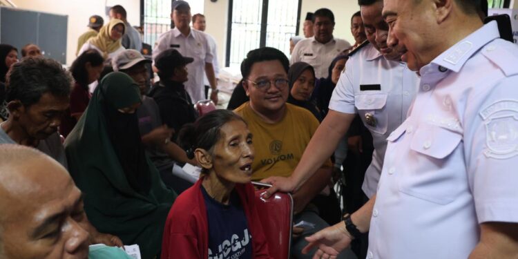 Wawali Harris Bobihoe Tinjau Langsung Penyaluran Bantuan Pangan Ke Masyarakat