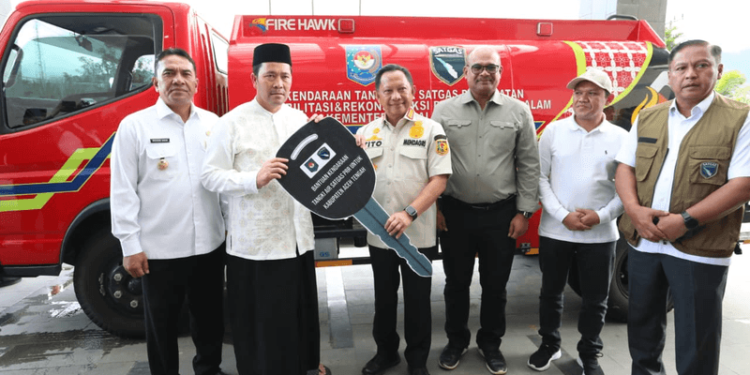 Dukung Rehabilitasi Pascabencana, Mendagri Serahkan Kendaraan Tangki Air untuk Aceh Tengah