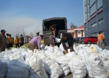 Gubernur Tabo Lepas Bantuan Sukarela ASN Papeg untuk Masyarakat Kuyawage dan Nduga Barat