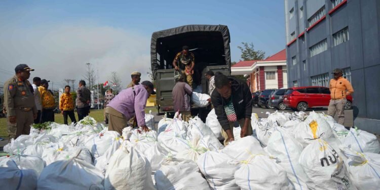 Gubernur Tabo Lepas Bantuan Sukarela ASN Papeg untuk Masyarakat Kuyawage dan Nduga Barat